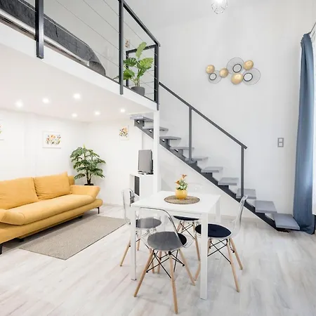 Mirror Apartment *